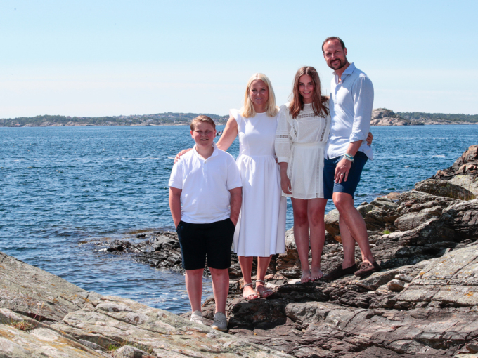 Prins Sverre Magnus, Kronprinsesse Mette-Marit, Prinsesse Ingrid Alexandra og Kronprins Haakon på Dvergsøya. Foto: Lise Åserud, NTB Scanpix